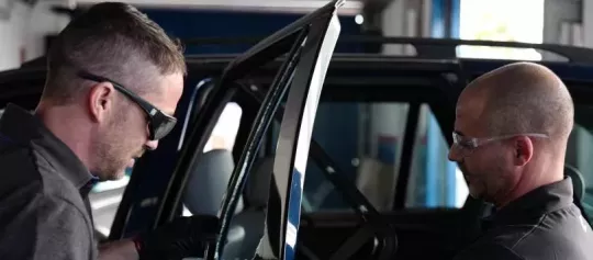 Auto küljeklaasi parandus